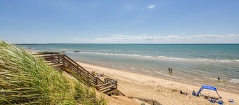 4 Mins to Bayside Beaches!