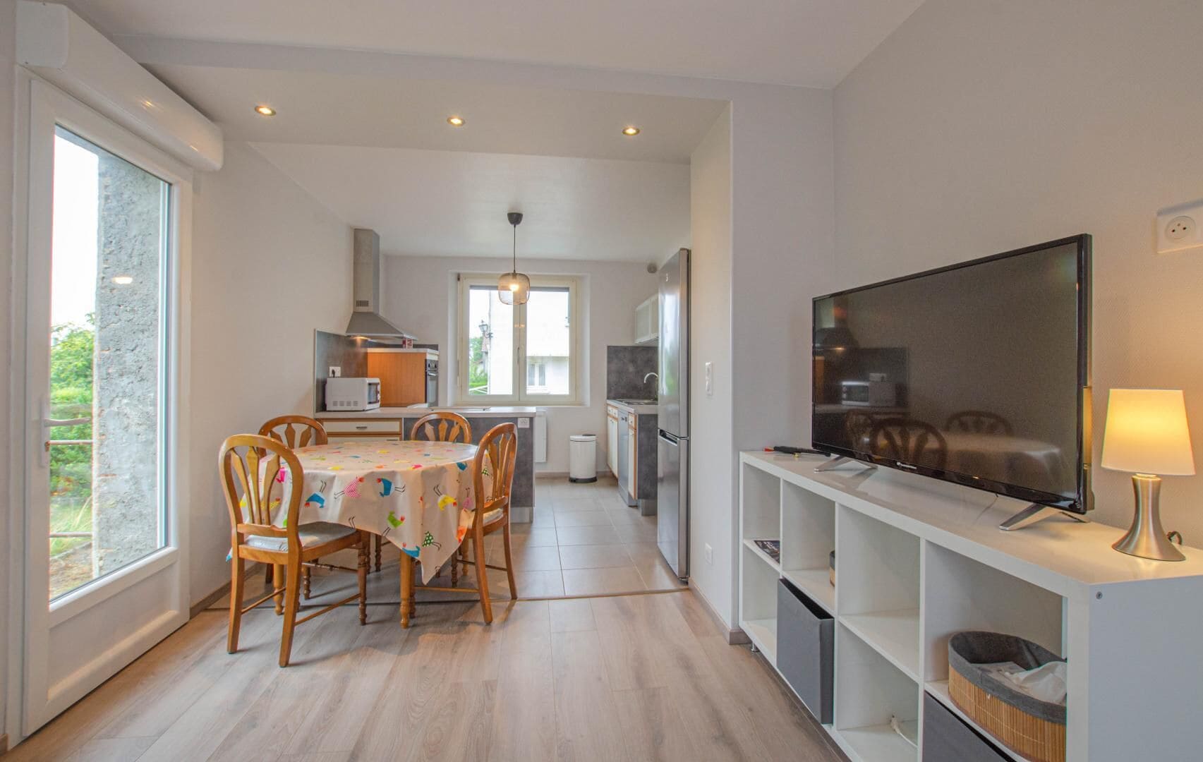 Detached house with shops nearby and beach 10 minutes away