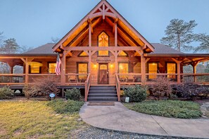 Exterior - Luxury Riverfront Cabin - Pet Friendly (Ellijay)