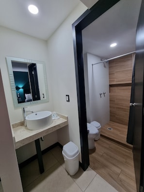 Buồng tắm vòi sen, khăn tắm