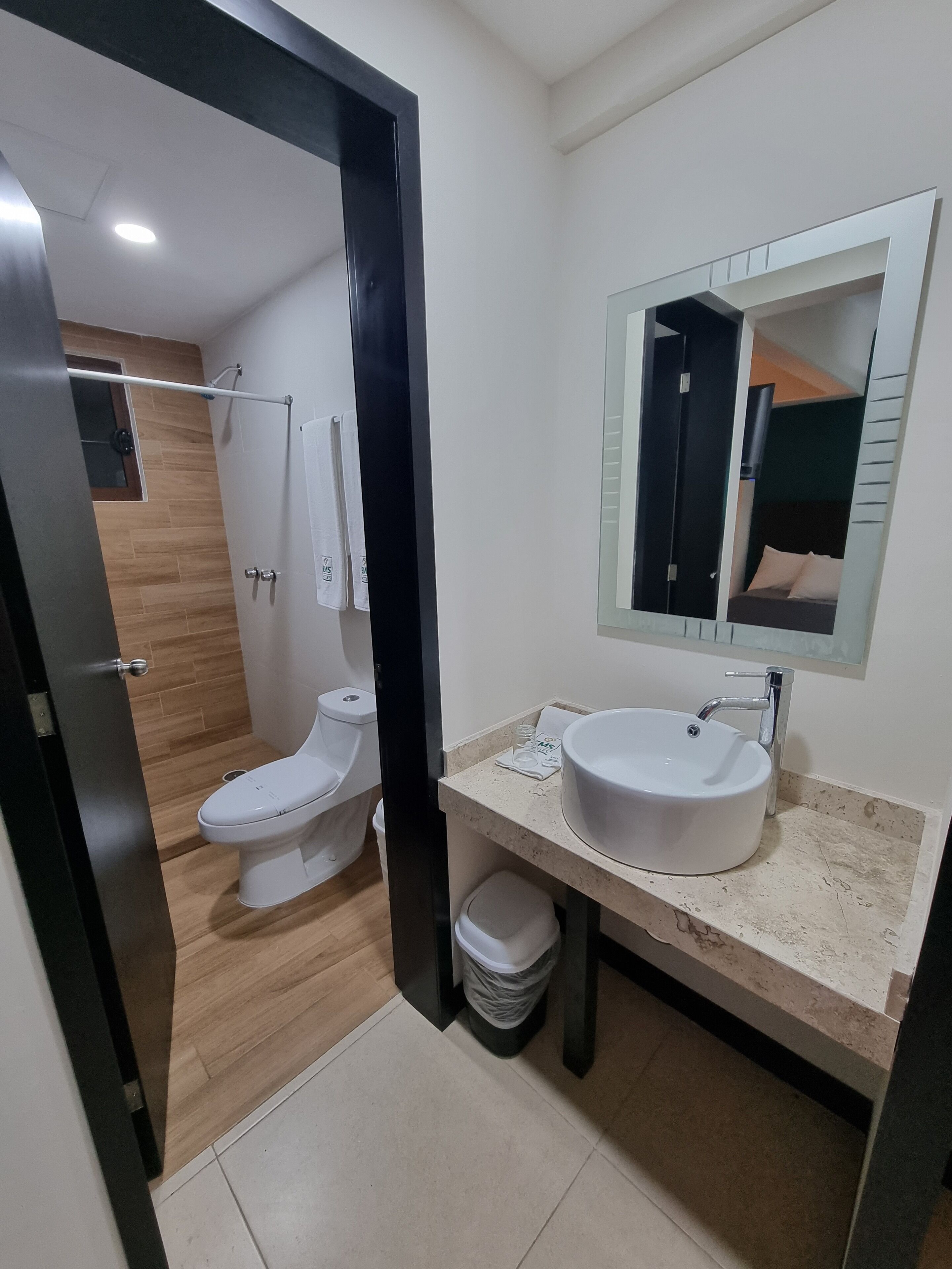 Chambre Double Standard | Salle de bain | Douche, serviettes fournies