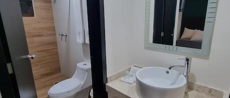 Standard Double Room | Bathroom | Shower, towels