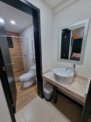 標準雙人房 | 浴室 | 淋浴設備、提供毛巾