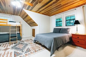 4 bedrooms, desk, iron/ironing board, free WiFi - Luxurious cabin with fire pit, kayaks, and dock. (Arley)