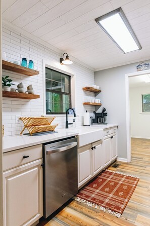 Fridge, microwave, oven, stovetop - Luxurious cabin with fire pit, kayaks, and dock. (Arley)