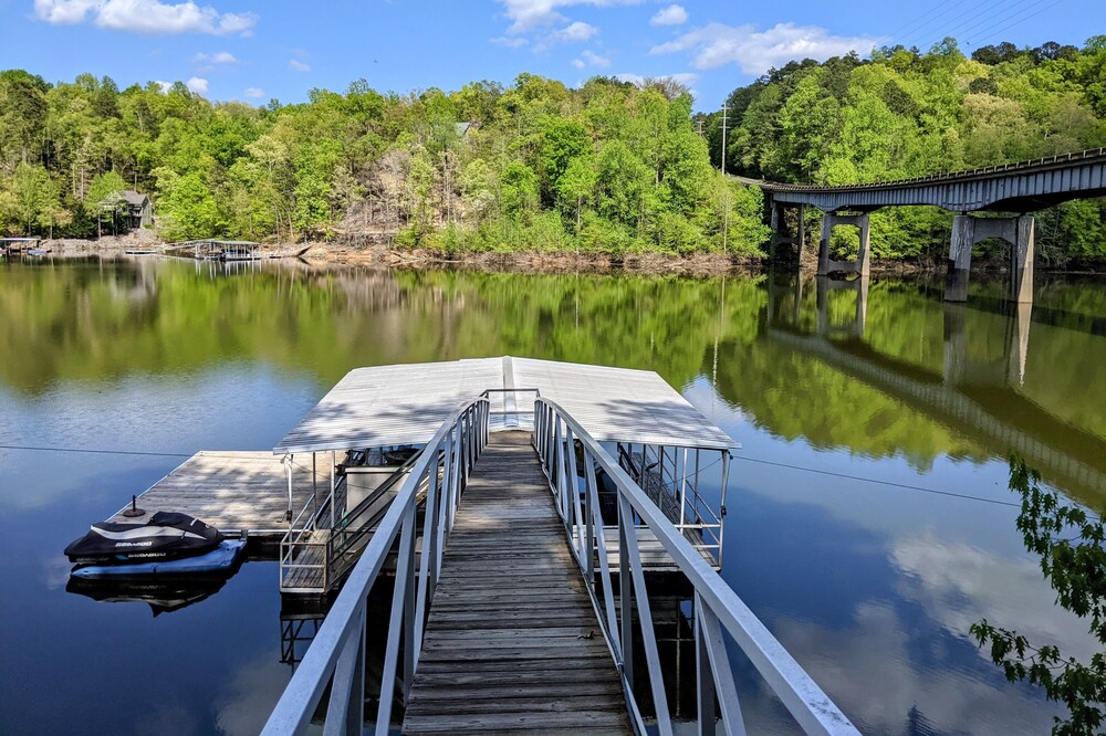 Perfect Lake Haven for Family Retreats w/Private Dock.