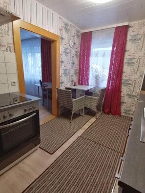 Frigorífico, microondas, horno y placa de cocina