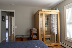 2 bedrooms, desk, iron/ironing board, free WiFi