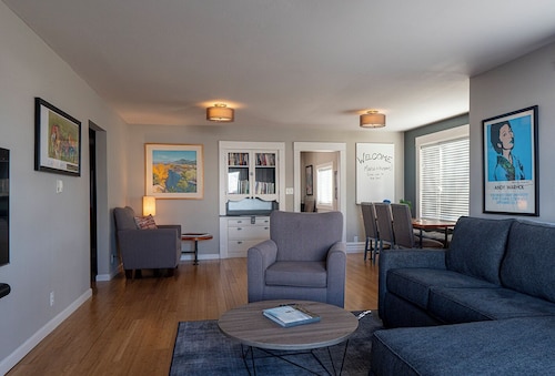 Launch your Colorado adventures – Historic Downtown convenience