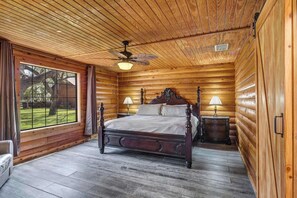 4 bedrooms, desk, iron/ironing board, WiFi