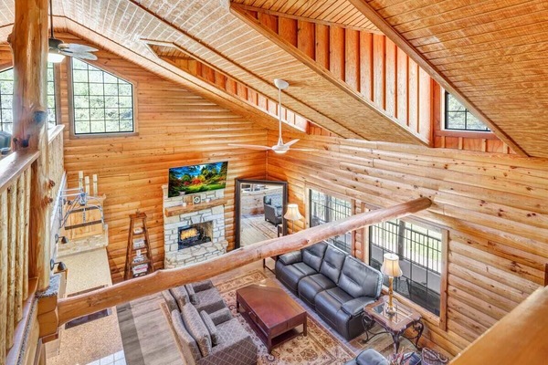 Una televisión de pantalla plana, libros, un reproductor estéreo