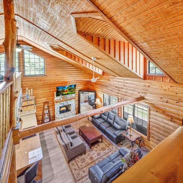 Een flatscreentelevisie, boeken, een stereo en een kantoor