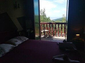 7 chambres, bureau, fer et planche à repasser, lit parapluie