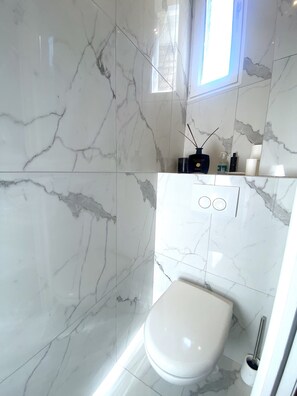 Shower, free toiletries, hair dryer, towels