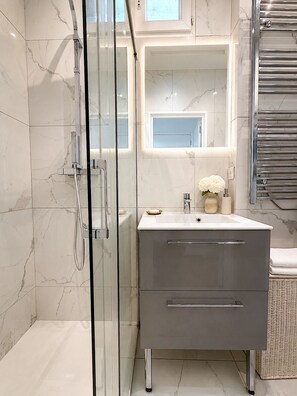 Shower, free toiletries, hair dryer, towels - L'appartement Jean Bologne L (Paris)