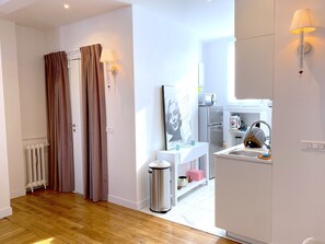 Jääkaappi, mikroaaltouuni, uuni, astianpesukone