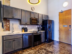 冷蔵庫、電子レンジ、オーブン、コンロ