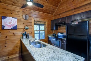 Køleskab, mikrobølgeovn, ovn, kogeplade