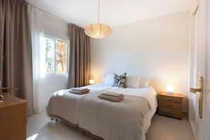 3 dormitorios, tabla de planchar con plancha, cuna de viaje