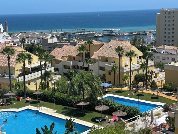 Una piscina al aire libre