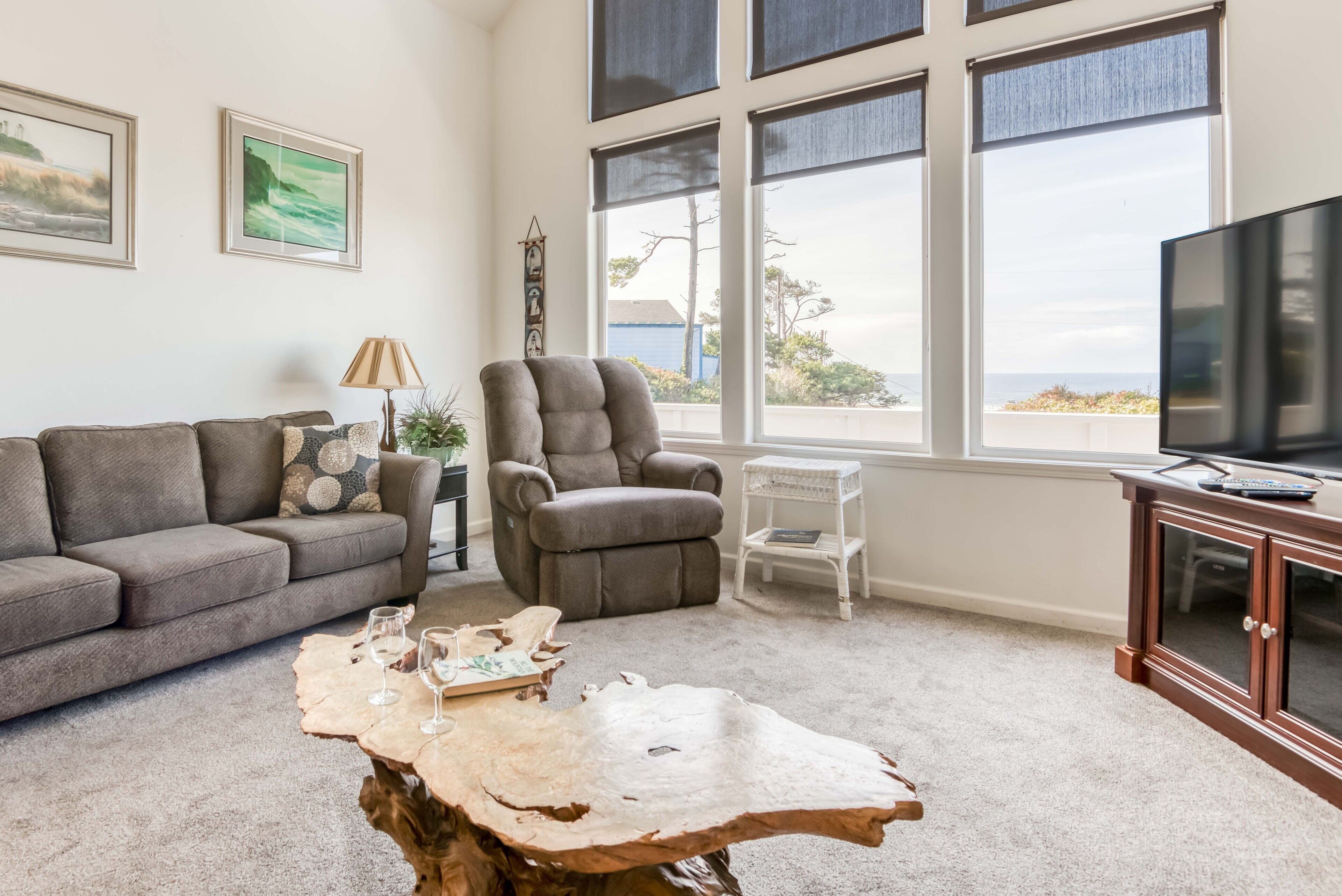 Beach House with Amazing Views, Pool Table, Large Deck, Room for the Whole Famil