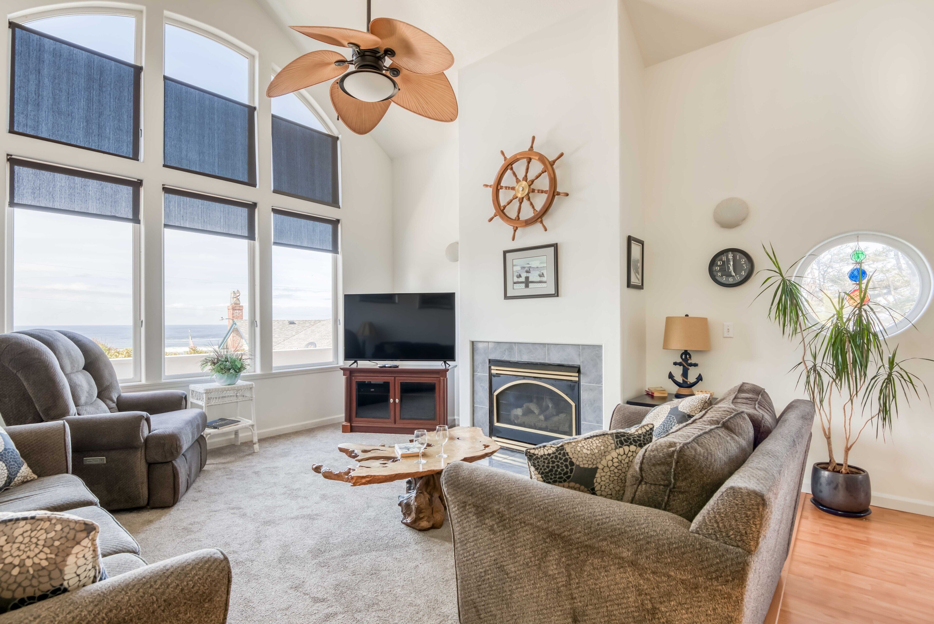 Beach House with Amazing Views, Pool Table, Large Deck, Room for the Whole Famil