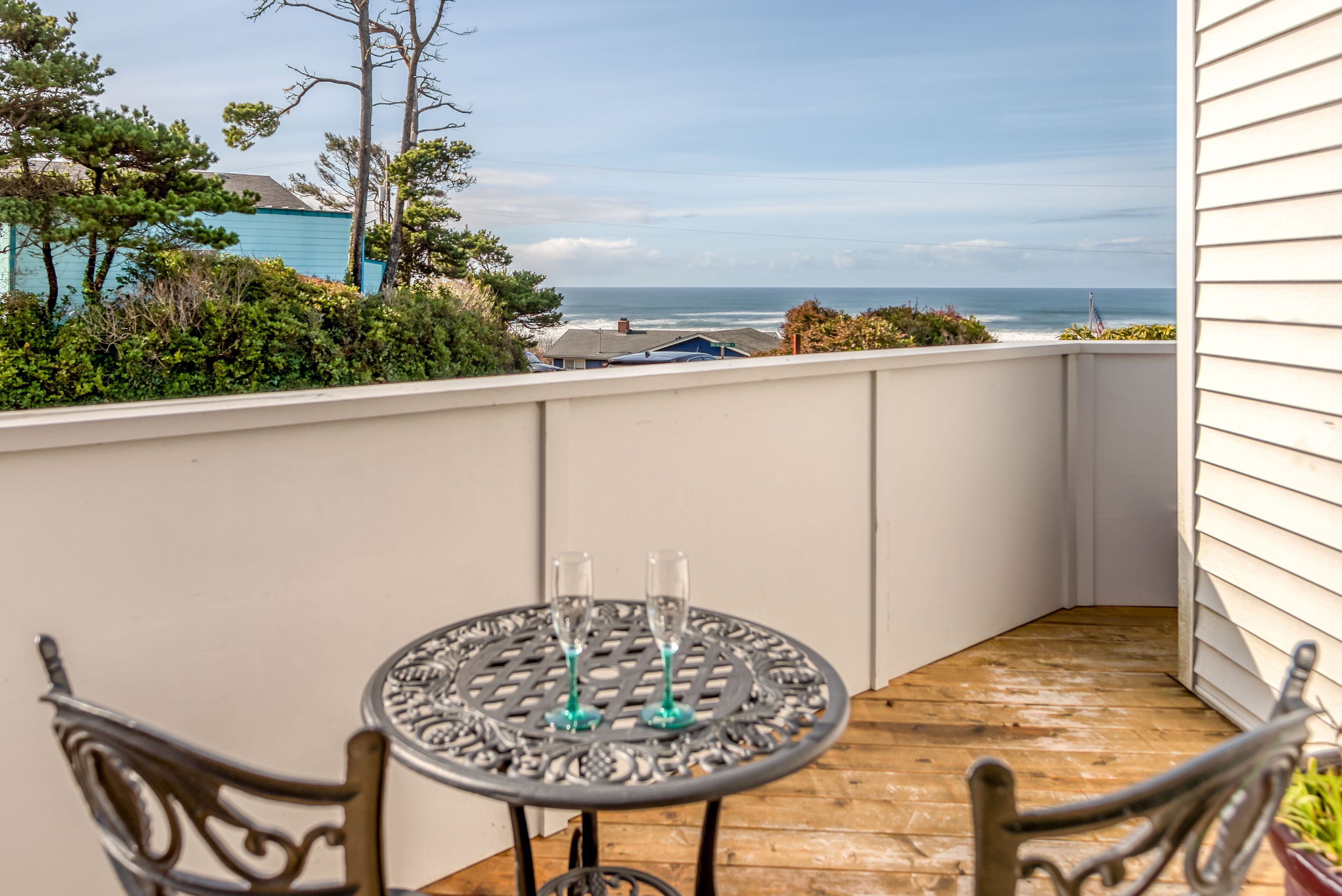 Beach House with Amazing Views, Pool Table, Large Deck, Room for the Whole Famil