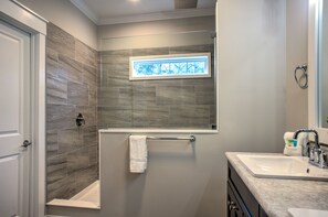 Dusche, Haartrockner, Handtücher