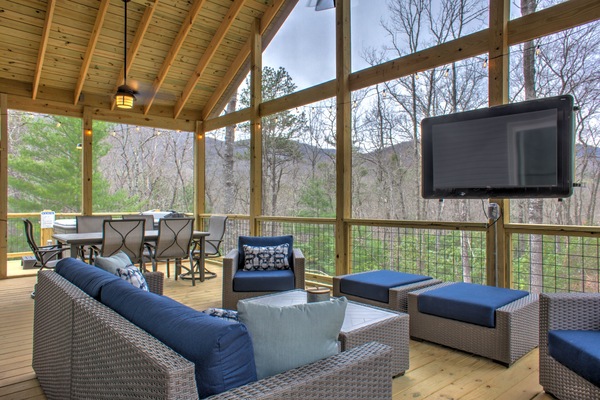 Una Smart TV, una chimenea, libros