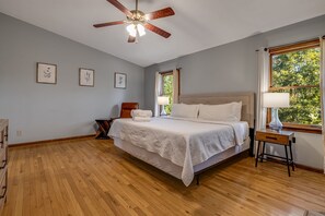 4 bedrooms, desk, iron/ironing board, free WiFi