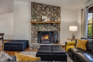 تلفزيون ذكي، مدفأة، كرة قدم الطاولة، كُتُب