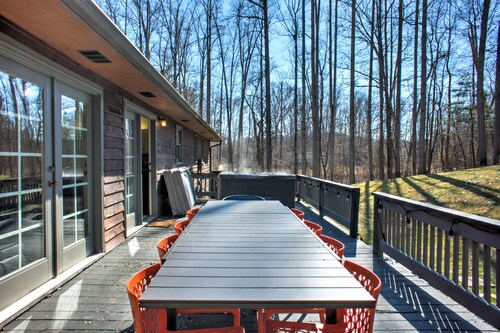 Hill Top Tree House | Hot Tub, Fire Pit + Biltmore Pass | 12 Mins to Asheville