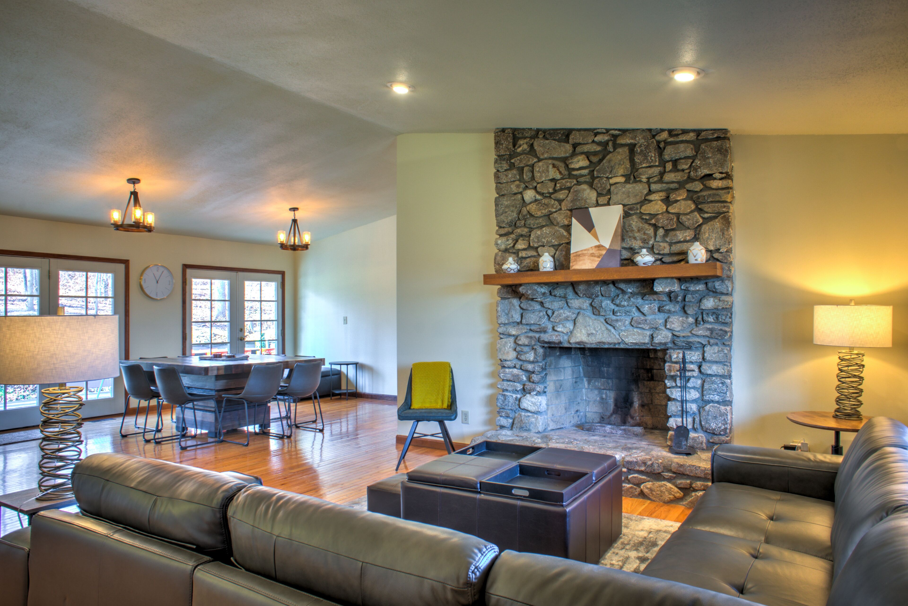 Treehouse in the Mountains w/Wood Fireplace, Smart TVs, & HOT TUB @ 2143ft⛰️