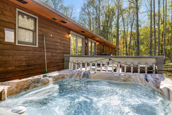 Outdoor spa tub