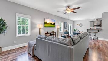 Een smart-tv en een stereo