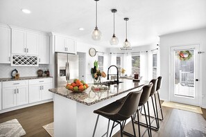 Mikrowelle, Geschirrspüler, Wasserkocher mit Kaffee-/Teezubehör, Toaster