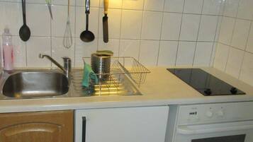 Réfrigérateur, micro-ondes, four, cafetière/bouilloire