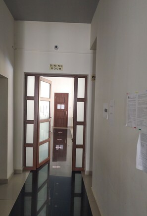 小型冷蔵庫、ダイニングテーブル