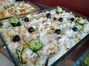 Desayuno buffet diario (USD 35 por persona)