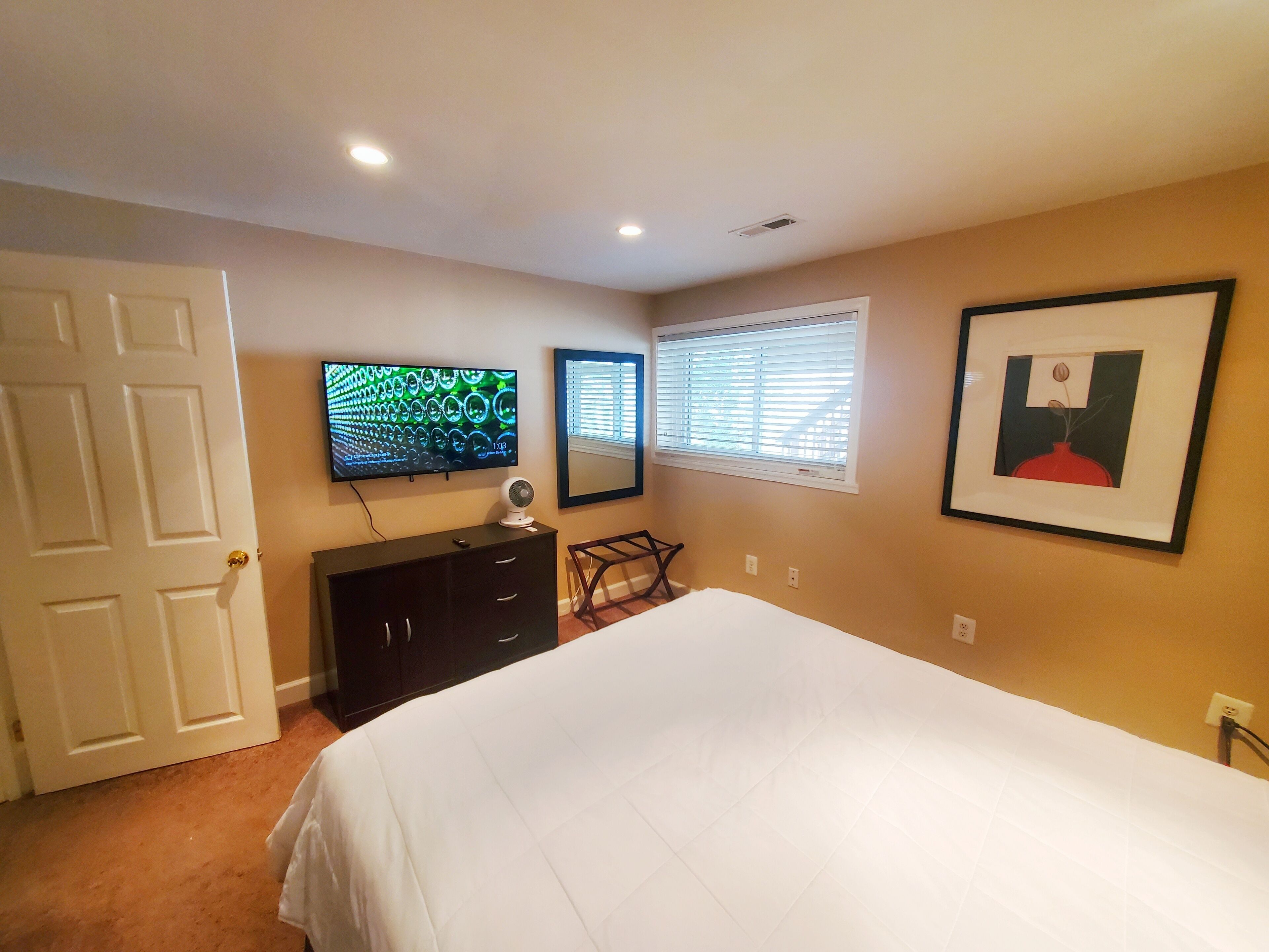 Large Stylish Suite on Private Wooded Lot near DC