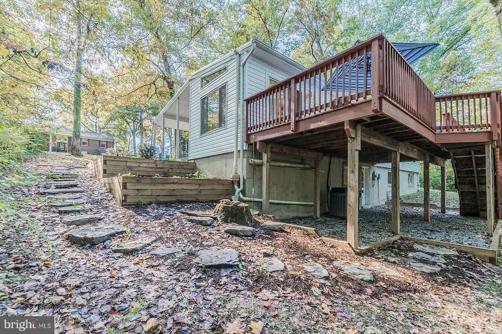 Large Stylish Suite on Private Wooded Lot near DC