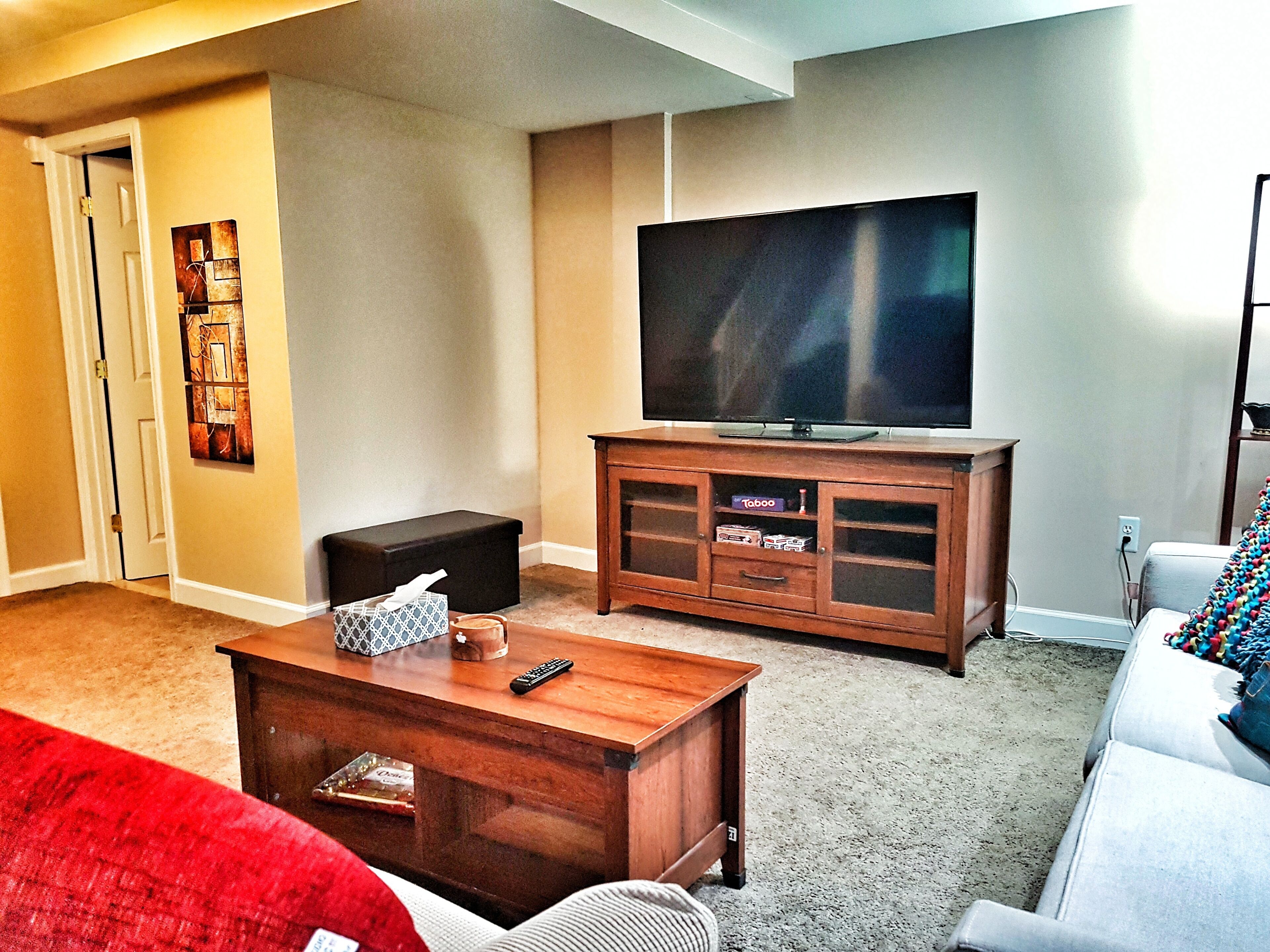 Large Stylish Suite on Private Wooded Lot near DC