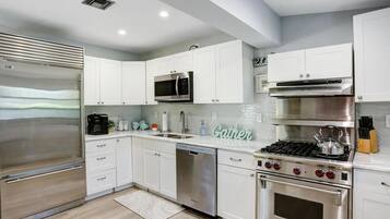 冰箱、微波炉、烤箱、炉灶