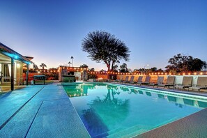 Piscina a l'aire lliure i piscina climatitzada