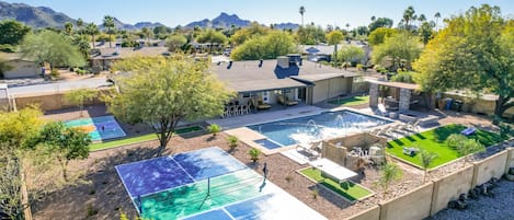 Alberca al aire libre y alberca climatizada