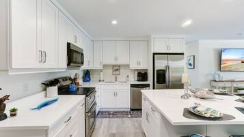 冰箱、微波炉、烤箱、炉灶