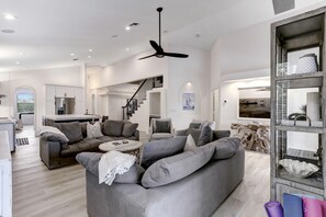 Una Smart TV, una impresora