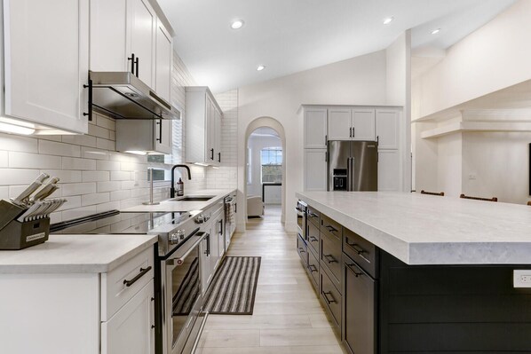 Frigorífico, microondas, horno y placa de cocina