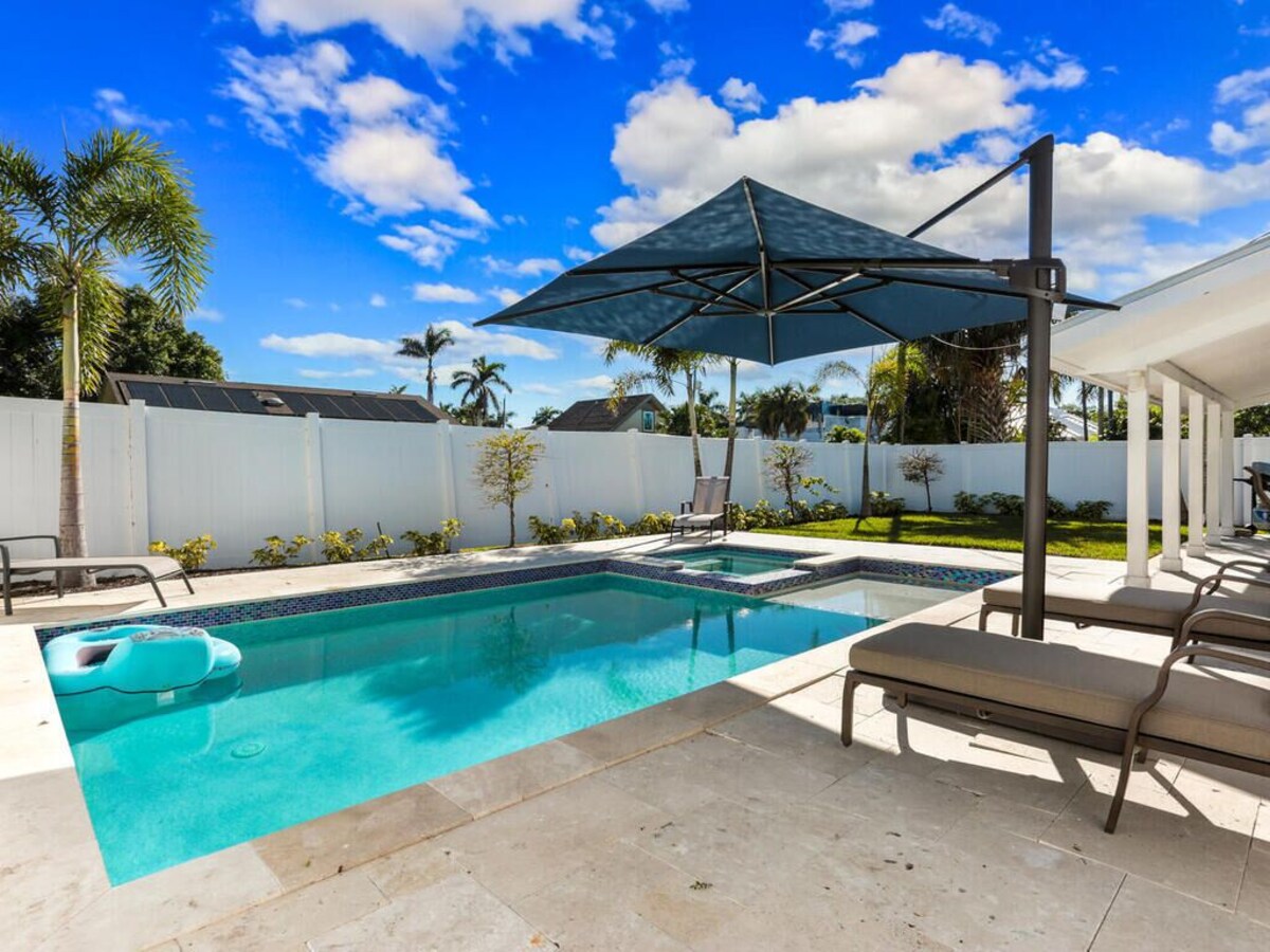 Quaint Bungalow in Lake Park with Private Pool & Spa - Minutes from Beaches