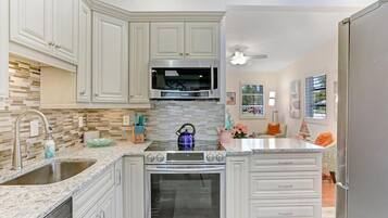 冰箱、微波炉、烤箱、炉灶